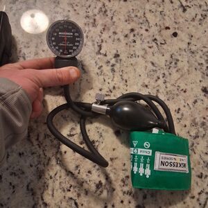 McKesson LUMEON Pediatric Cuff Arm Aneroid Sphygmomanometer Unit W/ Carrying Bag